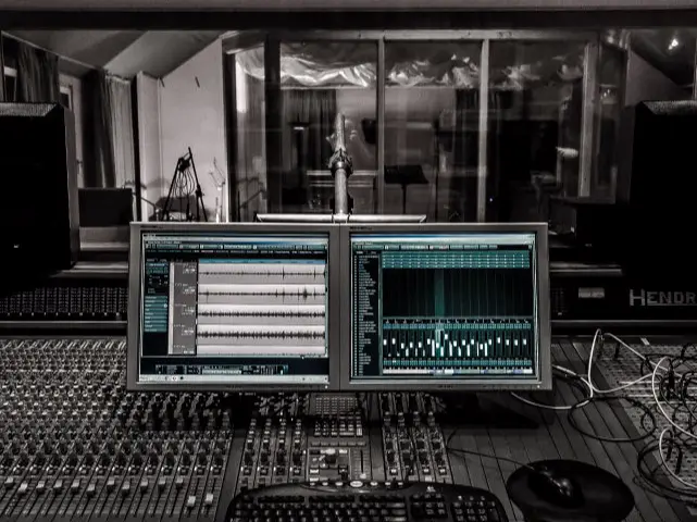 Foto van een controleruimte met mengpaneel